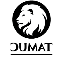 单色垂直TAMUC标志与狮子图标在浅色背景.